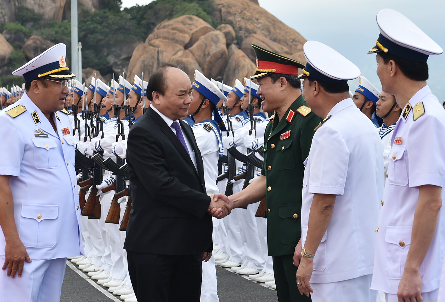 Thủ-tuong-Nguyen-Xuan-Phuc-du-le-thuong-co-2-tau-ngam-Kilo